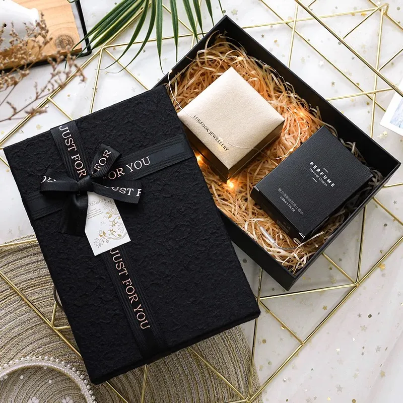 Se lanza la nueva serie de cajas de regalo de perfumes, que interpretan la fusión perfecta de lujo y romance.