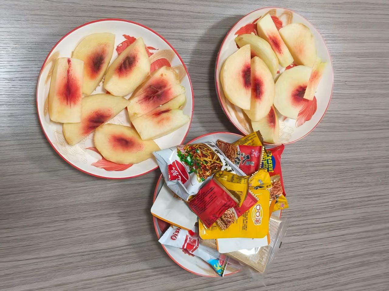 Melocotones y bocadillos animaron la tarde de Zemeijia