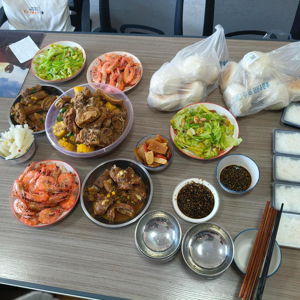 ¡Los jefes cocinan el almuerzo para todos!
