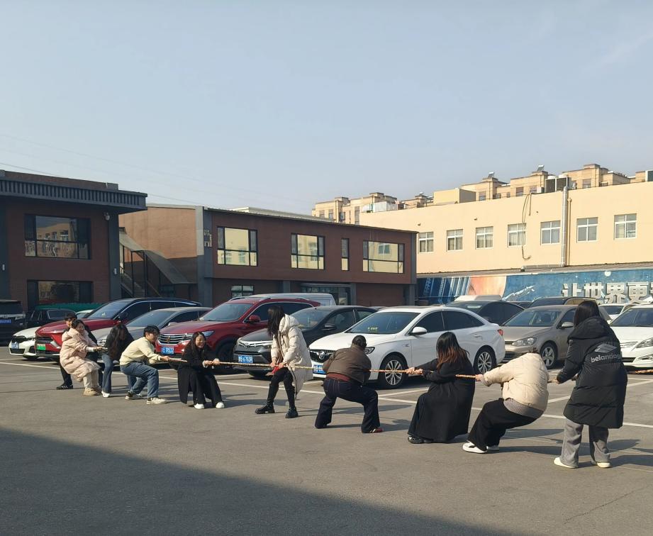 ​Tira de la cuerda y salto de cuerda al mediodía en Zemeijia