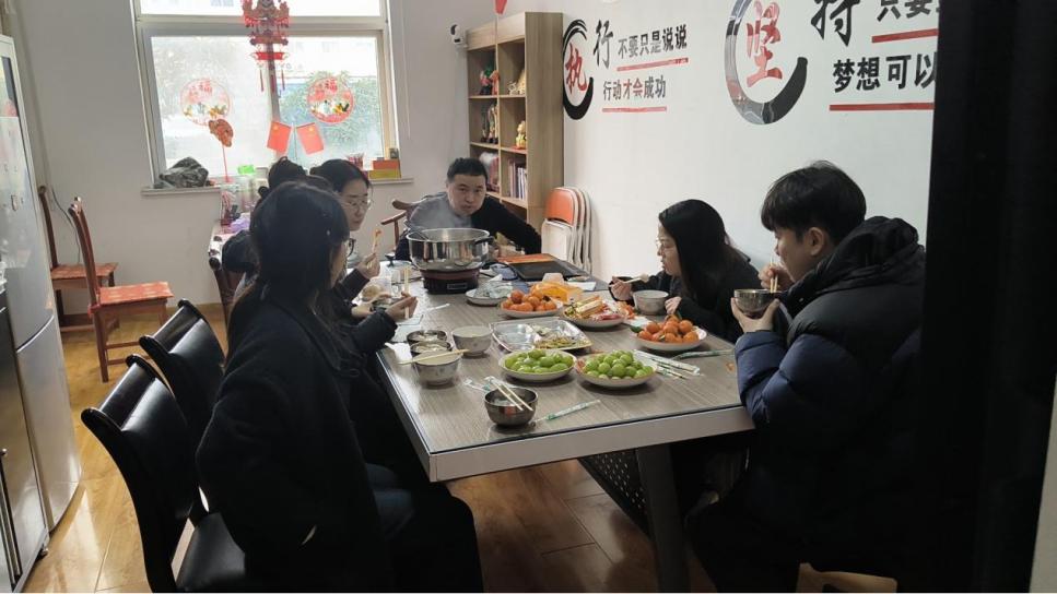 Dulzura y unidad: el equipo de embalaje de ZMJ celebra juntos el Festival de los Faroles