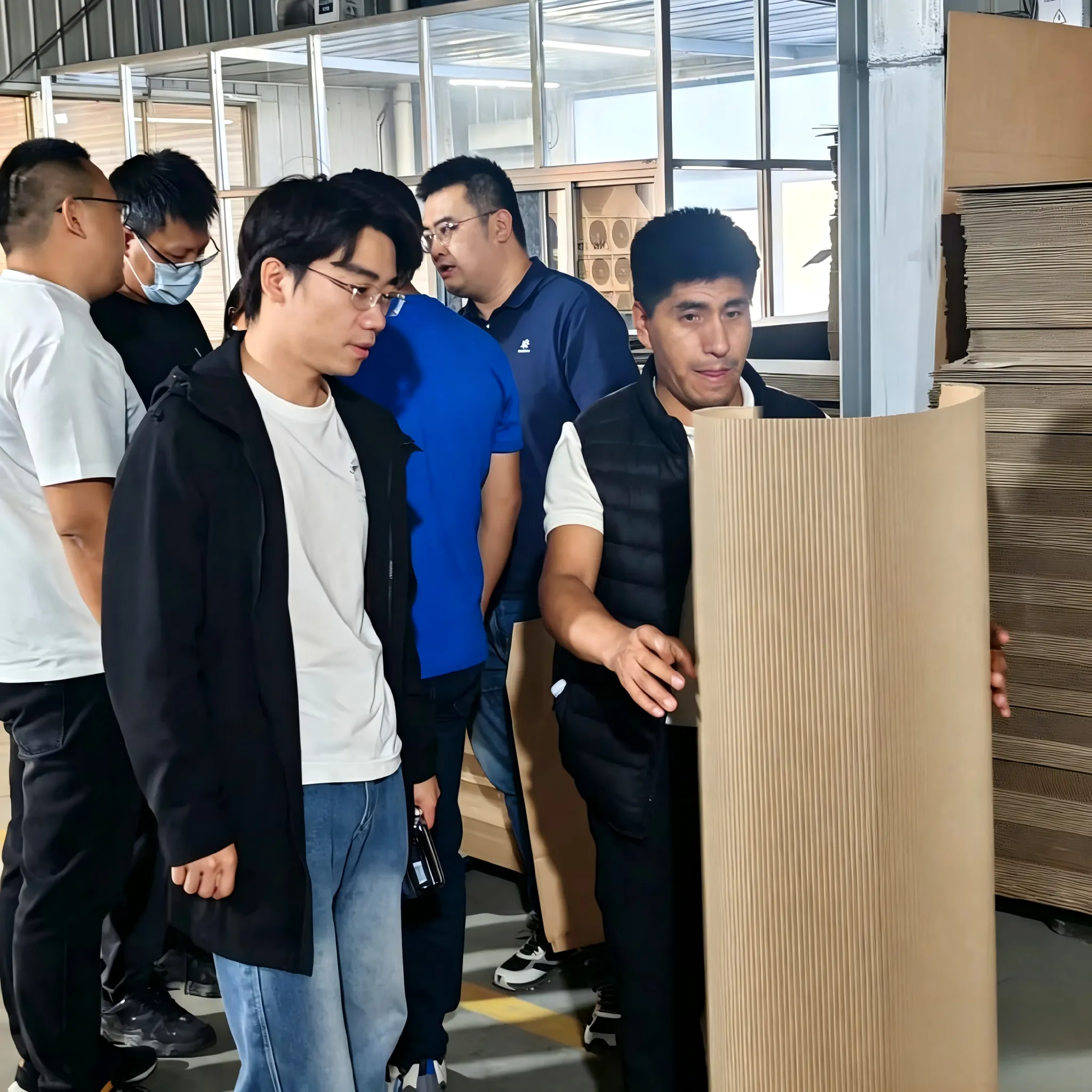 ZMJ Packaging da la bienvenida a los clientes peruanos para la inspección de fábrica in situ y la finalización de pedidos