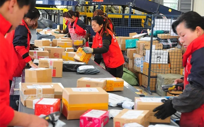 Environmental corrugated color box